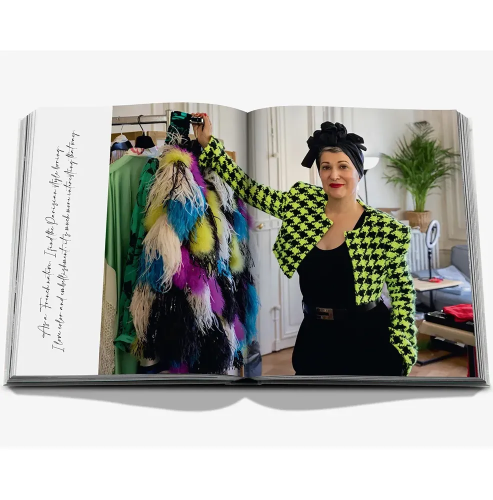 Книга Emily in Paris: The Fashion Guide фото 5